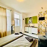 Modern Studio With City Skyline View & Ac - Green Skyline
