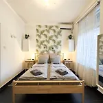 Modern Studio With City Skyline View & Ac - Green Skyline